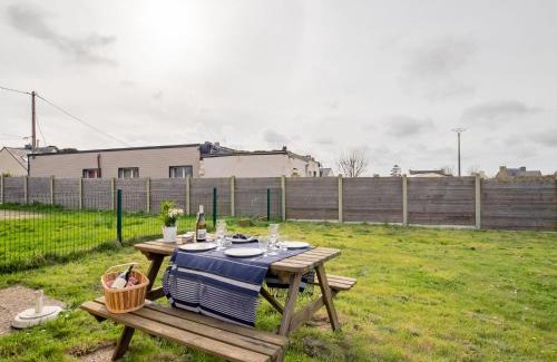 Saint-Pabu House | Holiday Home de Beniguet by Interhome