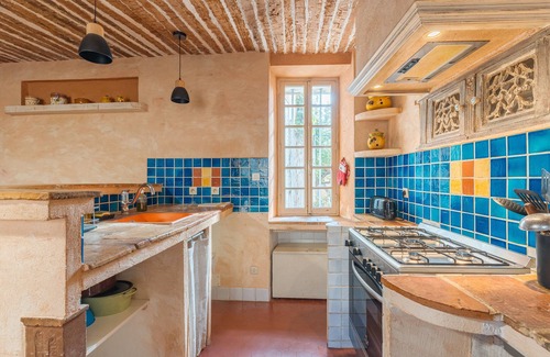 Tavernes House | Holiday Home 'Demeure Vigneronne Avec Jardin' with Mountain View, Private Terrace and Wi-Fi