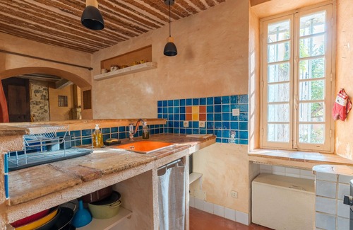Tavernes House | Holiday Home 'Demeure Vigneronne Avec Jardin' with Mountain View, Private Terrace and Wi-Fi
