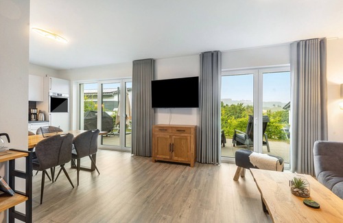 Heringhausen House | Holiday Home 'Diemelblick' with Lake View, Private Terrace and Wi-Fi