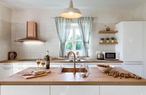 Debeljuhi House | Holiday Home Ernesta by Interhome