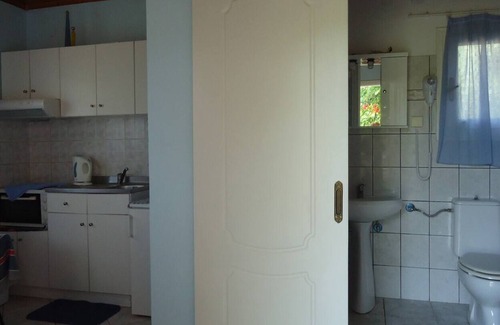 Ipsos House | Holiday Home "Errika House 4" with Mountain View, Garden & Wi-Fi