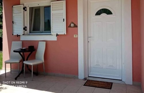 Ipsos House | Holiday Home "Errika House 4" with Mountain View, Garden & Wi-Fi