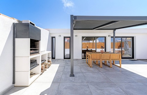 Camarate House | Holiday Home 'Esteva Country House' with Mountain View, Wi-Fi and Air Conditioning