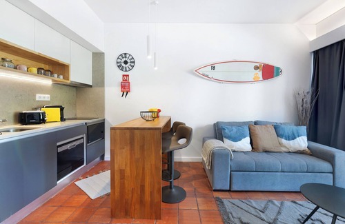 Estoril House | Holiday Home 'Estoril Art and Surf' with Balcony, Wi-Fi and Air Conditioning