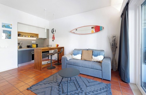 Estoril House | Holiday Home 'Estoril Art and Surf' with Balcony, Wi-Fi and Air Conditioning