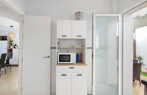 Costa Esuri House | Holiday Home 'Estrella' with Shared Pool, Wi-Fi and Air Conditioning