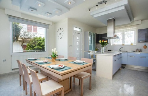 Pastida House | Holiday Home 'Eva's House' with Mountain View, Wi-Fi and Air Conditioning