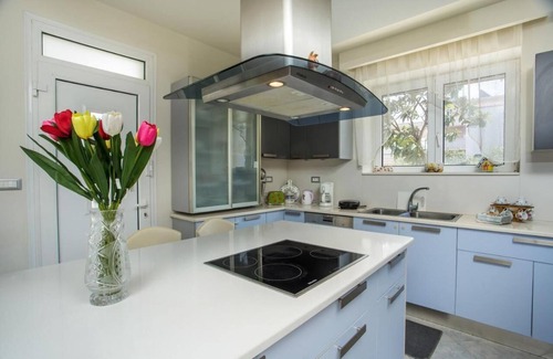 Pastida House | Holiday Home 'Eva's House' with Mountain View, Wi-Fi and Air Conditioning