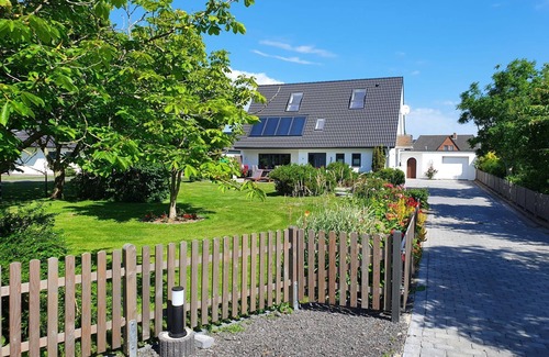 Pellworm House | Holiday Home 'Ferienhaus Meerblick' with Sea View, Private Terrace and Wi-Fi