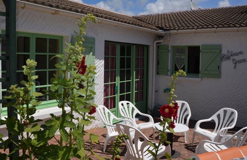 La Tranche-sur-Mer House | Holiday Home 'Maison Am Stram Gram' with Private Terrace and Wi-Fi