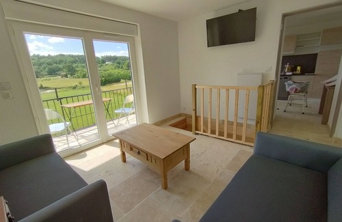 Laurac-en-Vivarais House | Holiday Home 'Très Belle Maison' with Mountain View, Balcony and Wi-Fi