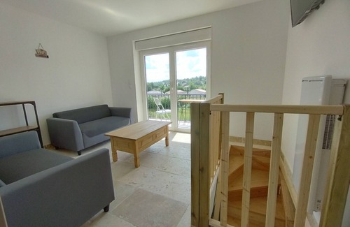 Laurac-en-Vivarais House | Holiday Home 'Très Belle Maison' with Mountain View, Balcony and Wi-Fi