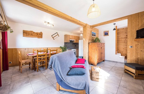 Saint-Jean-d'Arves House | Holiday Home 'Pré-vernay' with Mountain View, Private Terrace and Shared Garden