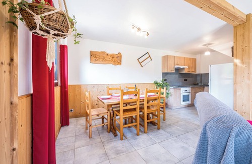 Saint-Jean-d'Arves House | Holiday Home 'Pré-vernay' with Mountain View, Private Terrace and Shared Garden