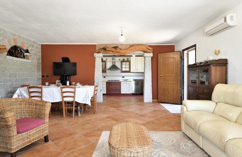 Tortoli House | Holiday Home 'Fralocci' with Sea View, Garden & A/C
