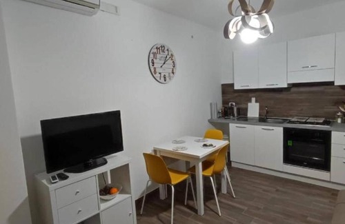 Mazara del Vallo House | Holiday Home 'Gialla' with Wi-Fi and Air Conditioning