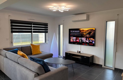 Pleumeur-Bodou House | Holiday Home 'Garogwen By Madame Est Servie' with Private Terrace, Private Garden and Wi-Fi