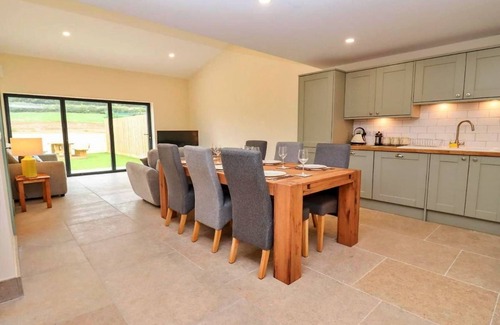 Little Rissington Cottage | Holiday Home in Cotswolds with Hot Tub