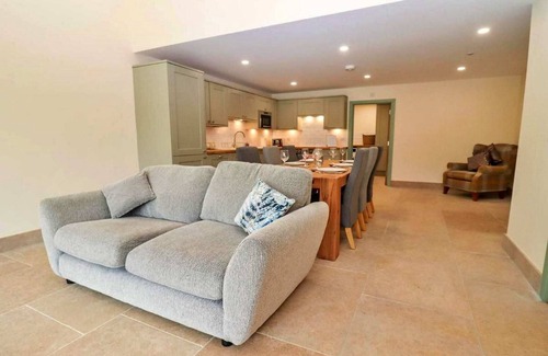 Little Rissington Cottage | Holiday Home in Cotswolds with Hot Tub