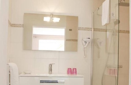 Le Vigan House | Holiday Home 'Gite De Janis Spa Et Piscine' with Private Pool, Wi-Fi and Air Conditioning