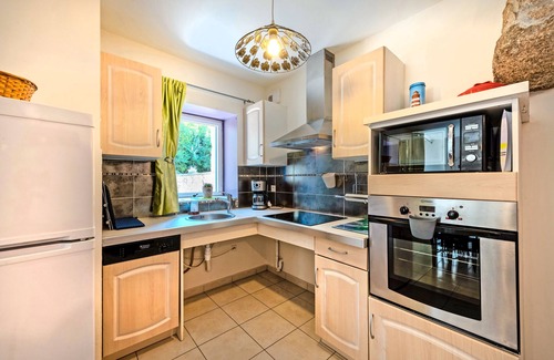 Cleder House | Holiday Home 'Gîte De Pen Douar' with Private Terrace, Private Garden and Wi-Fi