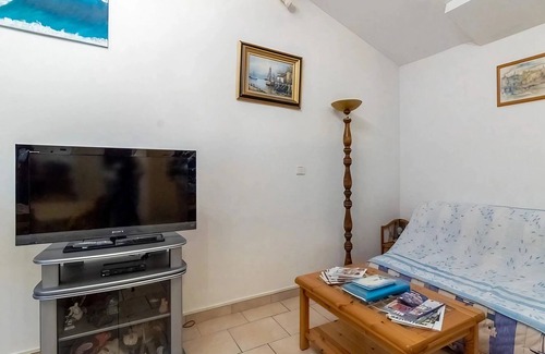 Arces House | Holiday Home 'Gite Du Moulin De La Croix' with Private Terrace and Wi-Fi