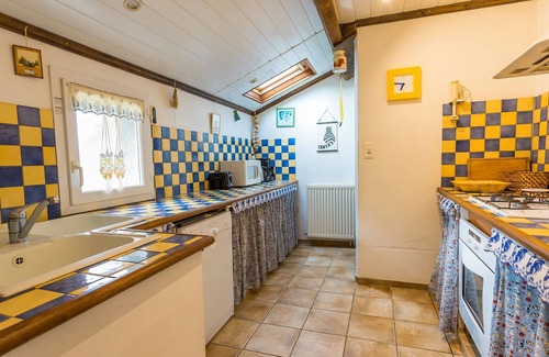 Rignac House | Holiday Home 'Gîte Enzo' with Private Terrace, Private Garden and Balcony