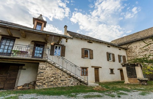 Rignac House | Holiday Home 'Gîte Enzo' with Private Terrace, Private Garden and Balcony