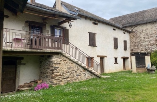 Rignac House | Holiday Home 'Gîte Enzo' with Private Terrace, Private Garden and Balcony