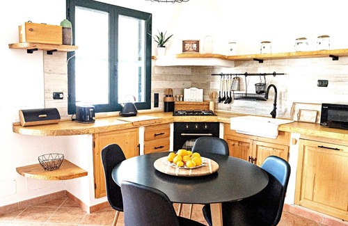 Alghero House | Holiday Home 'Giulia' with Shared Pool, Wi-Fi and Air Conditioning