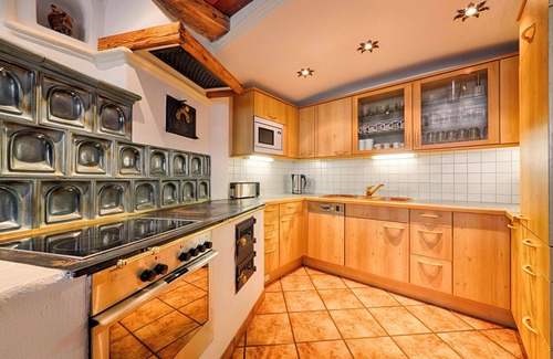 Grossarl House | Holiday Home 'Grabenhäusl' with Mountain View, Private Garden and Wi-Fi