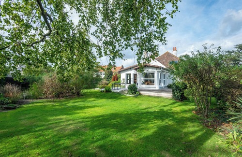 Coulogne House | Holiday Home 'Grande Maison Familliale' with Private Terrace, Private Garden and Wi-Fi