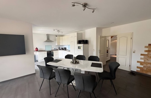 Beselin House | Holiday Home 'Großes Im Grünen -' with Private Terrace, Private Garden and Wi-Fi
