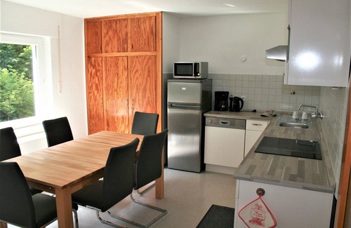 Am Bach House | Holiday Home 'Haus Am Waldrand' with Mountain View, Private Terrace and Wi-Fi