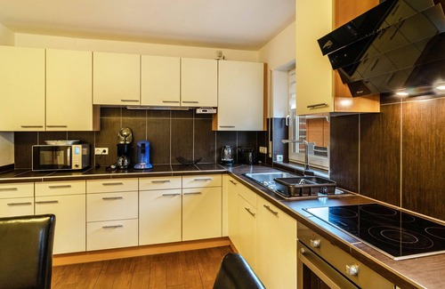 Heppens House | Holiday Home 'Haus Mit Garten Und Kamin' with Terrace, Private Garden and Wi-Fi