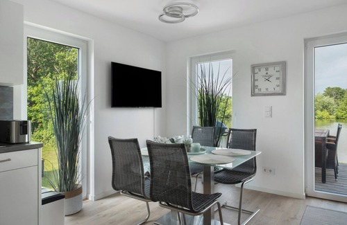 Tossens House | Holiday Home 'Haus Sophia' with Lake View, Private Terrace and Wi-Fi