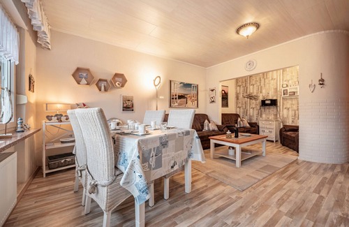 Schillig House | Holiday Home 'Haus Strandliebe' with Private Terrace, Private Garden and Wi-Fi