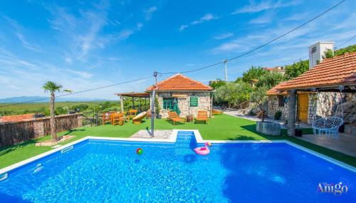 Trn House | Holiday Home Heart in Stone