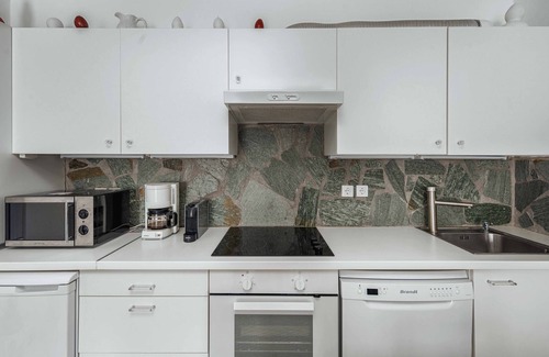 Serifos House | Holiday Home 'House Avlomonas' with Private Terrace, Wi-Fi and Air Conditioning