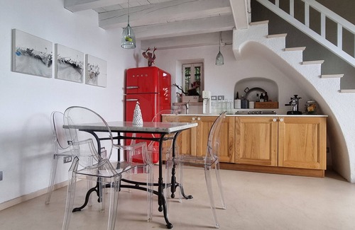 Varigotti House | Holiday Home 'Il Carrubo' with Sea View, Wi-Fi and Air Conditioning