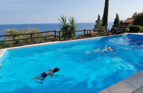 Varigotti House | Holiday Home 'Il Carrubo' with Sea View, Wi-Fi and Air Conditioning