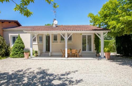 Barry-d'Islemade House | Holiday Home in Barry-d'Islemade with Pool