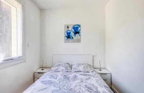 Barry-d'Islemade House | Holiday Home in Barry-d'Islemade with Pool