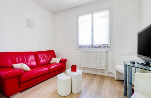 Barry-d'Islemade House | Holiday Home in Barry-d'Islemade with Pool