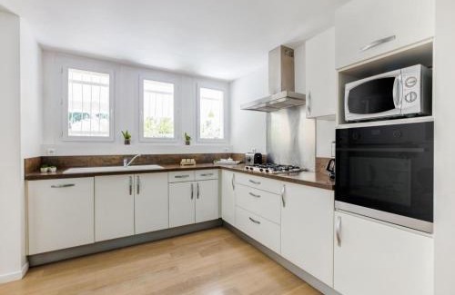 Barry-d'Islemade House | Holiday Home in Barry-d'Islemade with Pool