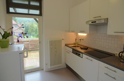 Bad Pyrmont Apartment | Holiday Home in Bad Pyrmont with Garden Views