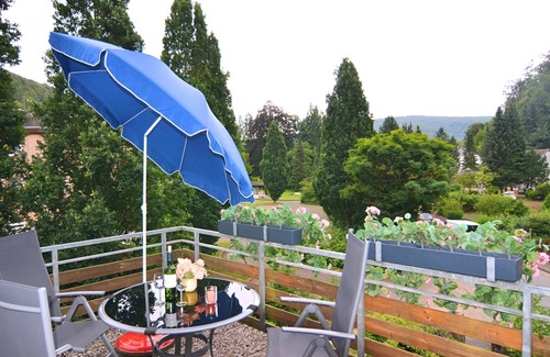 Bad Pyrmont Apartment | Holiday Home in Bad Pyrmont with Garden Views