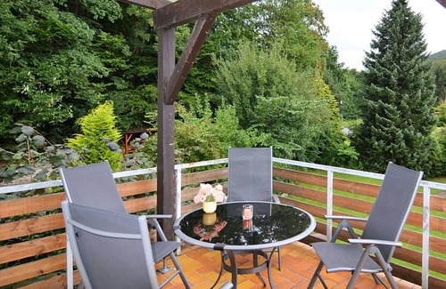 Bad Pyrmont Apartment | Holiday Home in Bad Pyrmont with Garden Views