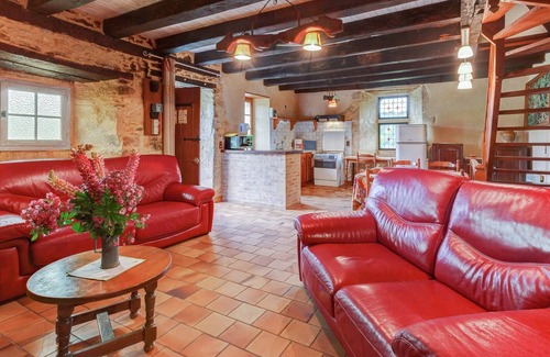 Montcabrier House | Holiday Home in Besse by Lake & Forest